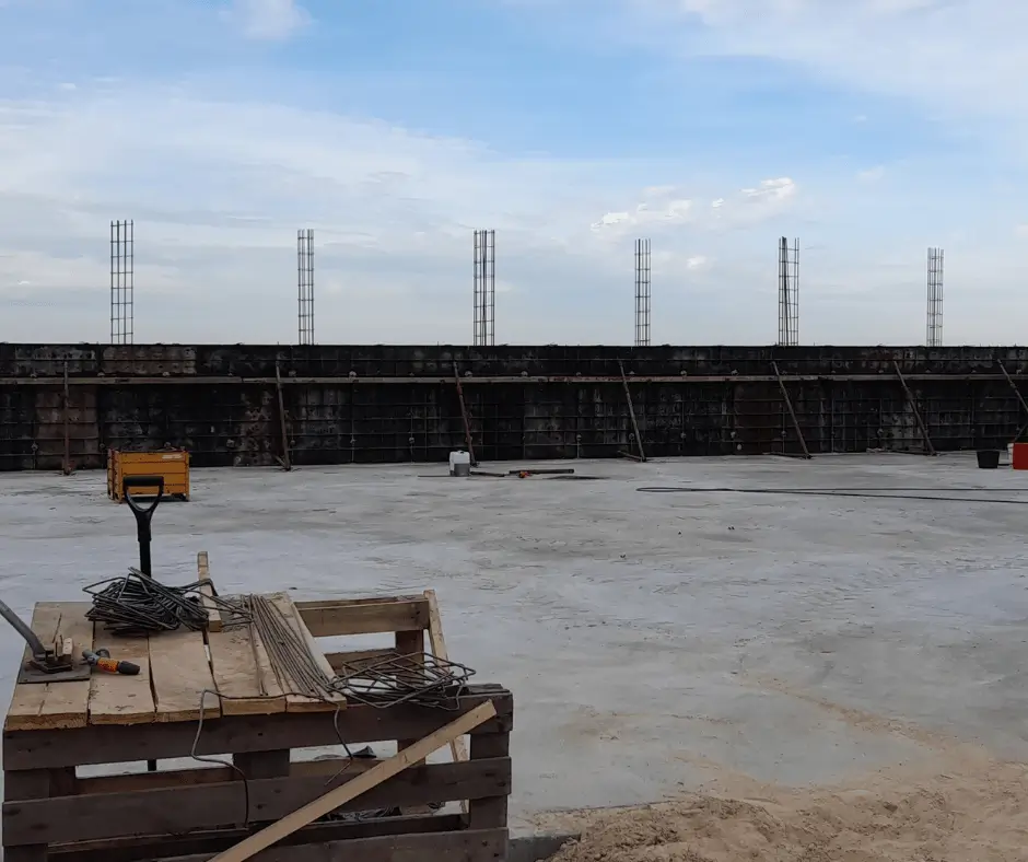 Prace fundamentowe pod budynek gospodarczy z przygotowaniem konstrukcji żelbetowej