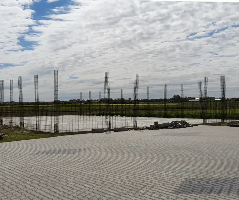 Płyta fundamentowa z wypuszczonym zbrojeniem pod przyszłą konstrukcję budynku gospodarczego