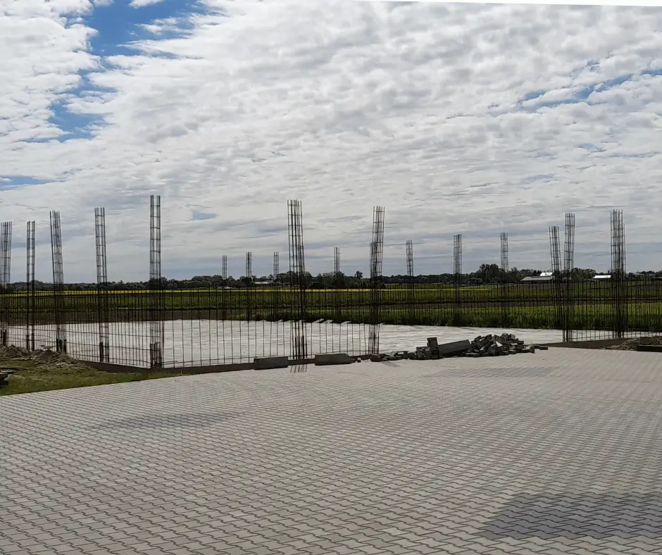 Płyta fundamentowa z wypuszczonym zbrojeniem pod przyszłą konstrukcję budynku gospodarczego