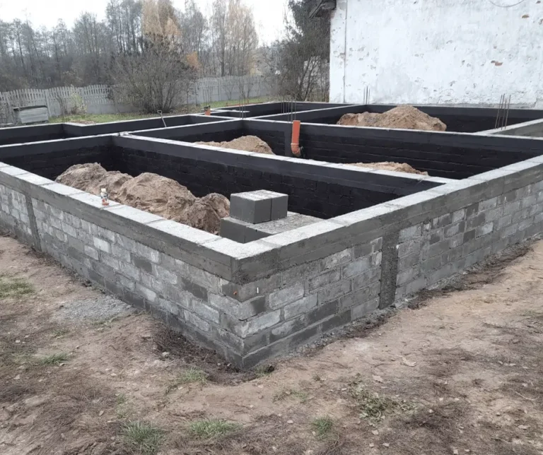 Fundamenty z bloczków betonowych pod budowę domu jednorodzinnego