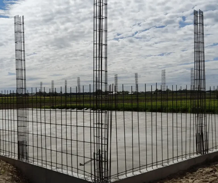 Płyta fundamentowa z wypuszczonym zbrojeniem pod przyszłą konstrukcję budynku gospodarczego