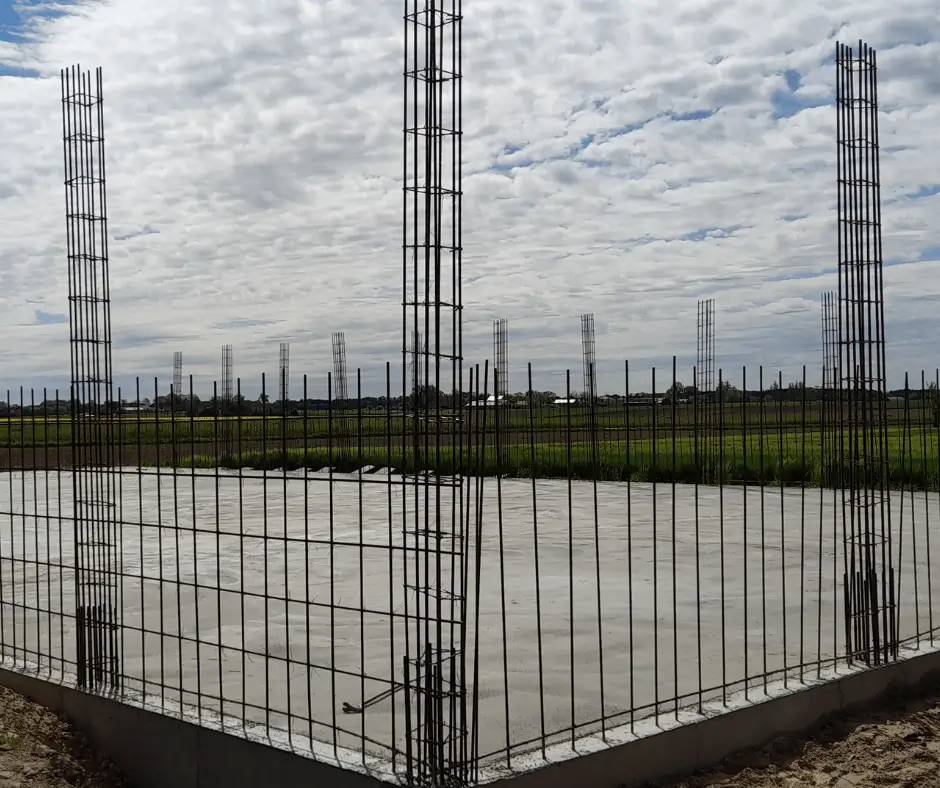 Płyta fundamentowa z wypuszczonym zbrojeniem pod przyszłą konstrukcję budynku gospodarczego