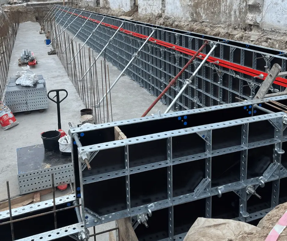 Konstrukcja stalowa hali z wykonanymi ścianami żelbetowymi