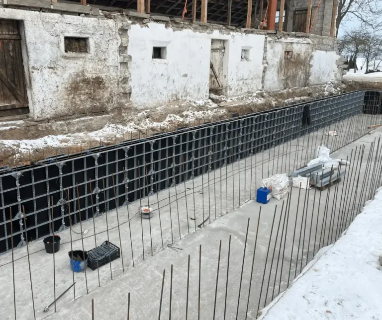 Szalunki ścian żelbetowych przy rozbudowie obiektu gospodarczego