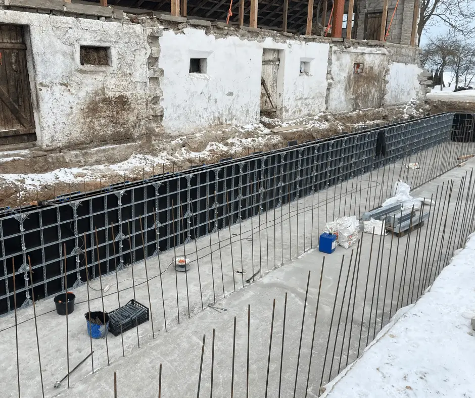 Szalunki ścian żelbetowych przy rozbudowie obiektu gospodarczego