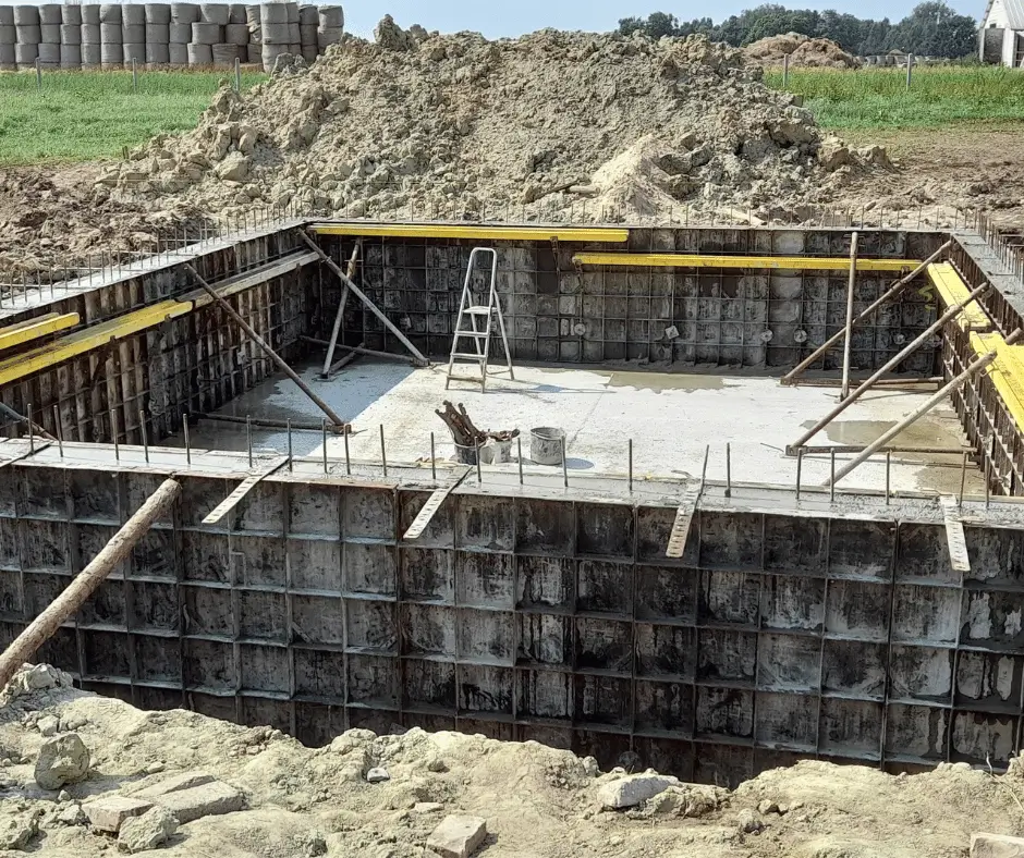 Szalunki pod ściany fundamentowe podczas prac budowlanych