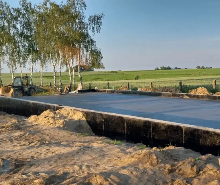 Wykonana płyta fundamentowa pod budynek gospodarczy w okolicach Przasnysza